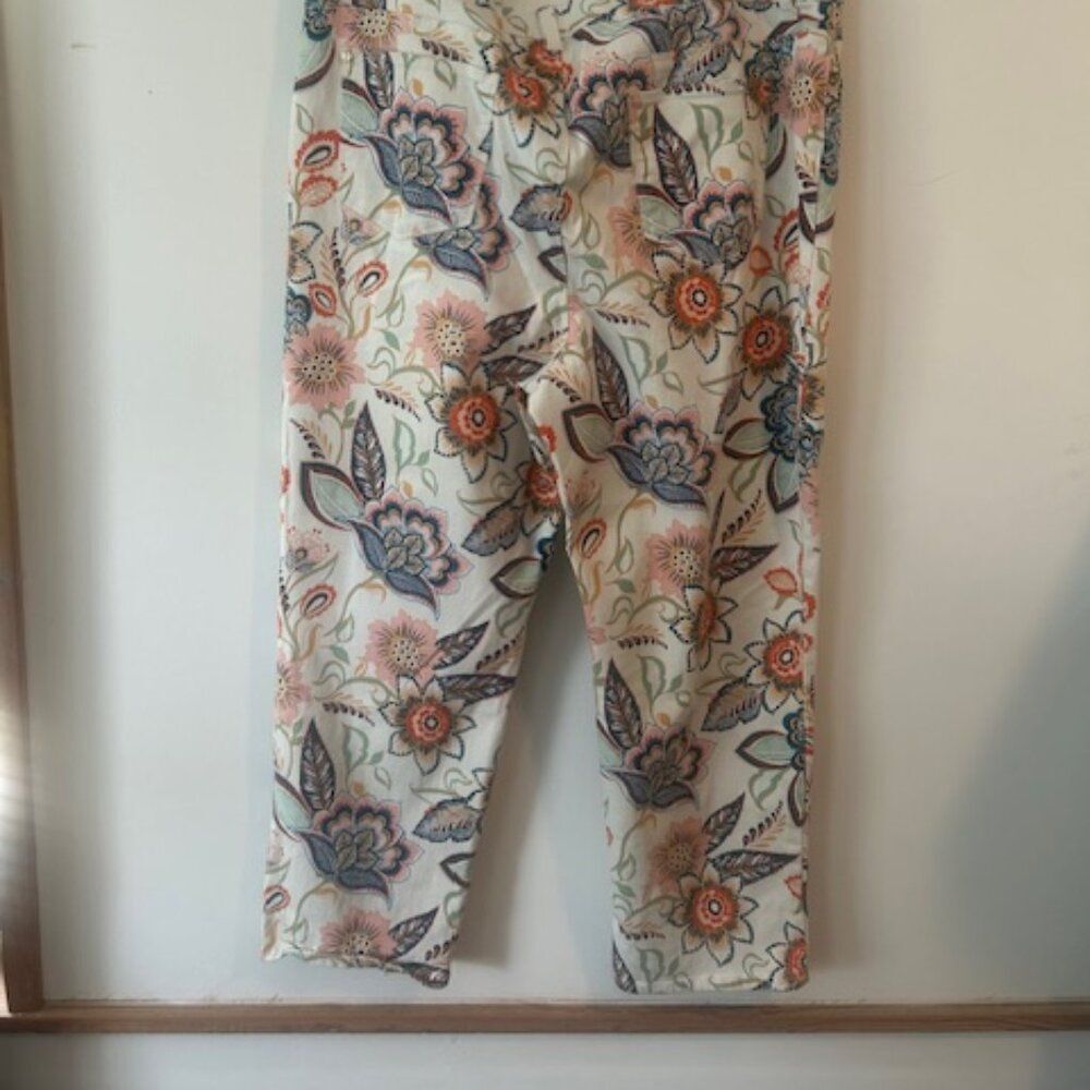 Chico's The So Slimming Girlfriend Floral 5 pocket crop, size 2.5/14 - Picture 2 of 5